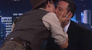 Johnny Depp y Jimmy Kimmel se besan en 'Jimmy Kimmel Live'