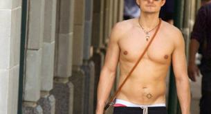 Orlando Bloom, sin camiseta, pasea a su perro por Nueva York