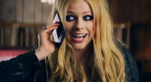 Avril Lavigne estrena el vídeo de 'Rock N Roll' y retrasa su disco