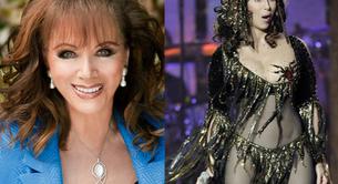 La escritora Jackie Collins recita la letra de 'Woman's World' de Cher