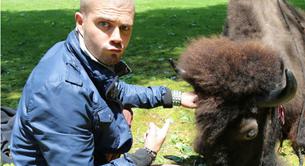 Max George, de The Wanted, y su sesión de fotos con un búfalo