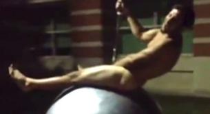 Hombres desnudos parodiando 'Wrecking Ball' de Miley Cyrus hacen que retiren un péndulo en América