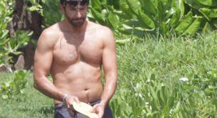 Tremendo Bradley Cooper sin camiseta en la playa