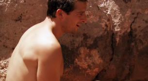 El aventurero Bear Grylls, desnudo entre barro