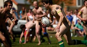 Jugadores de rugby desnudos compitiendo en Nueva Zelanda