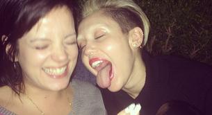 Miley Cyrus, sin cejas y con Lily Allen