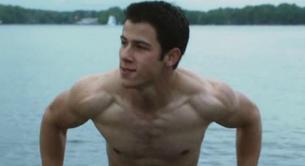 Nick Jonas, sin camiseta en su nueva peli