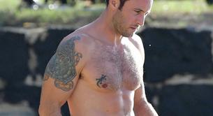 El actor Alex O'Loughlin, sin camiseta en la playa