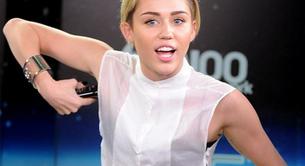 Miley Cyrus se aplica desodorante durante una entrevista