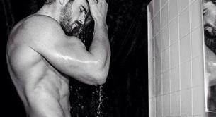 Stuart Reardon desnudo en la ducha