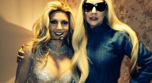 Lady Gaga visita a Britney Spears en Las Vegas y le lanza flores en directo