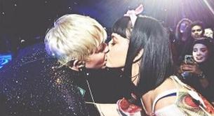 Katy Perry y Miley Cyrus se besan en el 'Bangerz Tour'