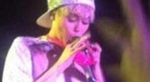 Miley Cyrus se come el tanga de una fan en concierto