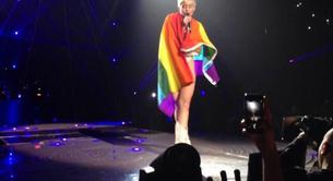 Miley Cyrus se envuelve en la bandera gay en concierto