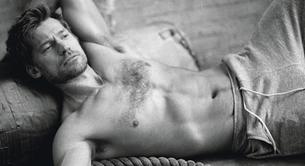 Nikolaj Coster-Waldau sin camiseta en Details