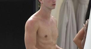 Patrick Schwarzenegger sin camiseta en una fiesta 