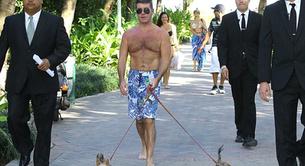 Simon Cowell, sin camiseta con sus perros por la playa