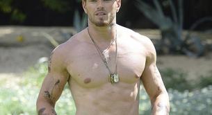 Kellan Lutz sin camiseta en una fiesta en Palm Springs