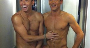 Tom Daley se deja tocar por el actor Joe Swash