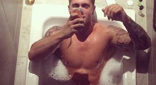 Dan Osborne desnudo dándose un baño