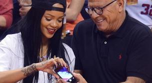 Rihanna se carga el móvil de un comisario y lo compensa donando 25.000 dólares a la policía de Los Angeles