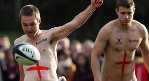 Jugadores de rugby desnudos neozelandeses e ingleses en un partido