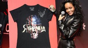 Rihanna promociona en París su gran anuncio, una camiseta benéfica