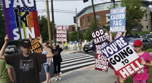 La Iglesia de Westboro protesta contra el director gay de instituto y toda la escuela se enfrenta a ellos