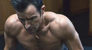 Justin Theroux, sin camiseta en 'Details'