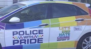 La policía de Manchester presenta su coche patrulla LGBT con motivo del Orgullo LGBT