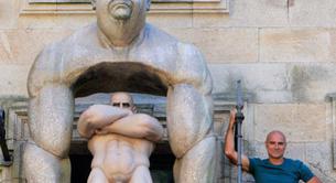 Unas esculturas de hombres desnudos molestan al Cabildo de la Catedral de Santiago