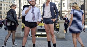 Hombres en shorts promocionan un nuevo programa de Channel 4