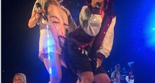 Miley Cyrus y Lily Allen juntas en concierto y haciendo twerking