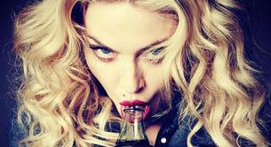 Madonna, chupando una botella en su calendario oficial 2015