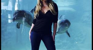 Mariah Carey se comunica con los delfines en el acuario