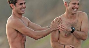 Zac Efron, sin camiseta y muy cariñoso con el director de su película