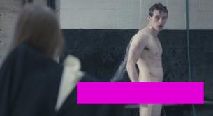 Más desnudos en 'Glue', ahora, Callum Turner