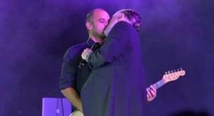 El beso gay de Miguel Bosé y su guitarrista en concierto