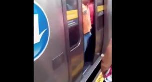 La última moda es... ¡Pillarse el pene erecto con las puertas del metro!