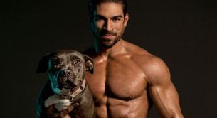 Tíos buenos desnudos y perritos en el calendario Hunks & Hounds