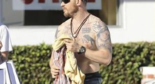 CUERPACO: Tom Hardy sin camiseta y de compras