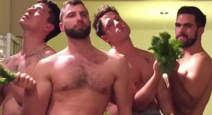 Hombres sin camiseta parodiando '7/11' de Beyoncé