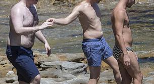 Sam Smith, pillado en la playa con dos hombres