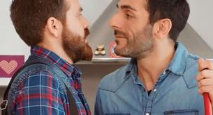 Anuncio de productos de limpieza Asevi con pareja gay