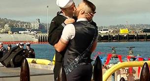 El primero beso gay en la Marina de los Estados Unidos