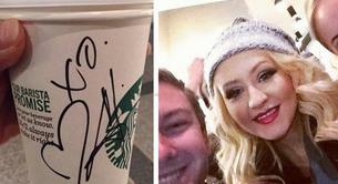 Christina Aguilera entra a Starbucks e invita a todos a café