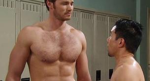 El actor Derek Theler, casi desnudo en 'Hospital General'