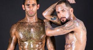 Hombres desnudos cubiertos de 'Glitter' en el nuevo vídeo de Andrew Christian