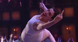 Anne Hathaway parodia 'Wrecking Ball' de Miley Cyrus