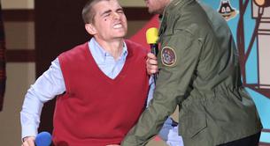 Zac Efron le agarra el paquete a Dave Franco en directo